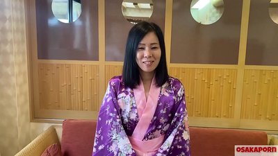 Unkosikazi waseJapan oneminyaka engu-41 ukhohlisa umyeni wakhe kanti abafana benza ucansi ukuze bathole imali. Unondindwa wase-Asia uthanda ubulili obunoboya obumnyama, ama-tattoos nama-blowjobs. ukushaya indlwabu emile IFOM OSAKAPORN